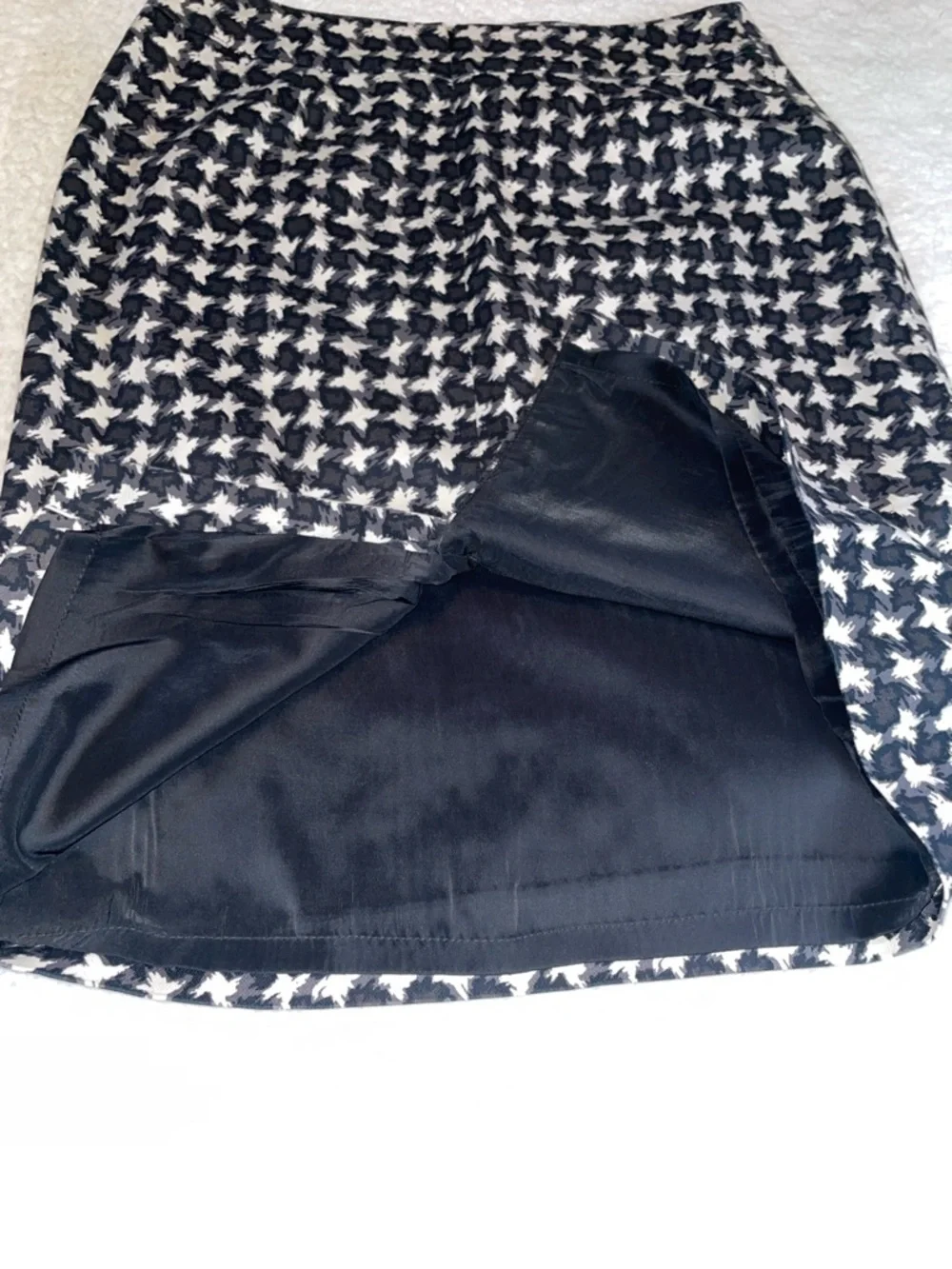 Talbots Black and White Houndstooth Pencil Skirt. Lined.  Back zipper. Size 4